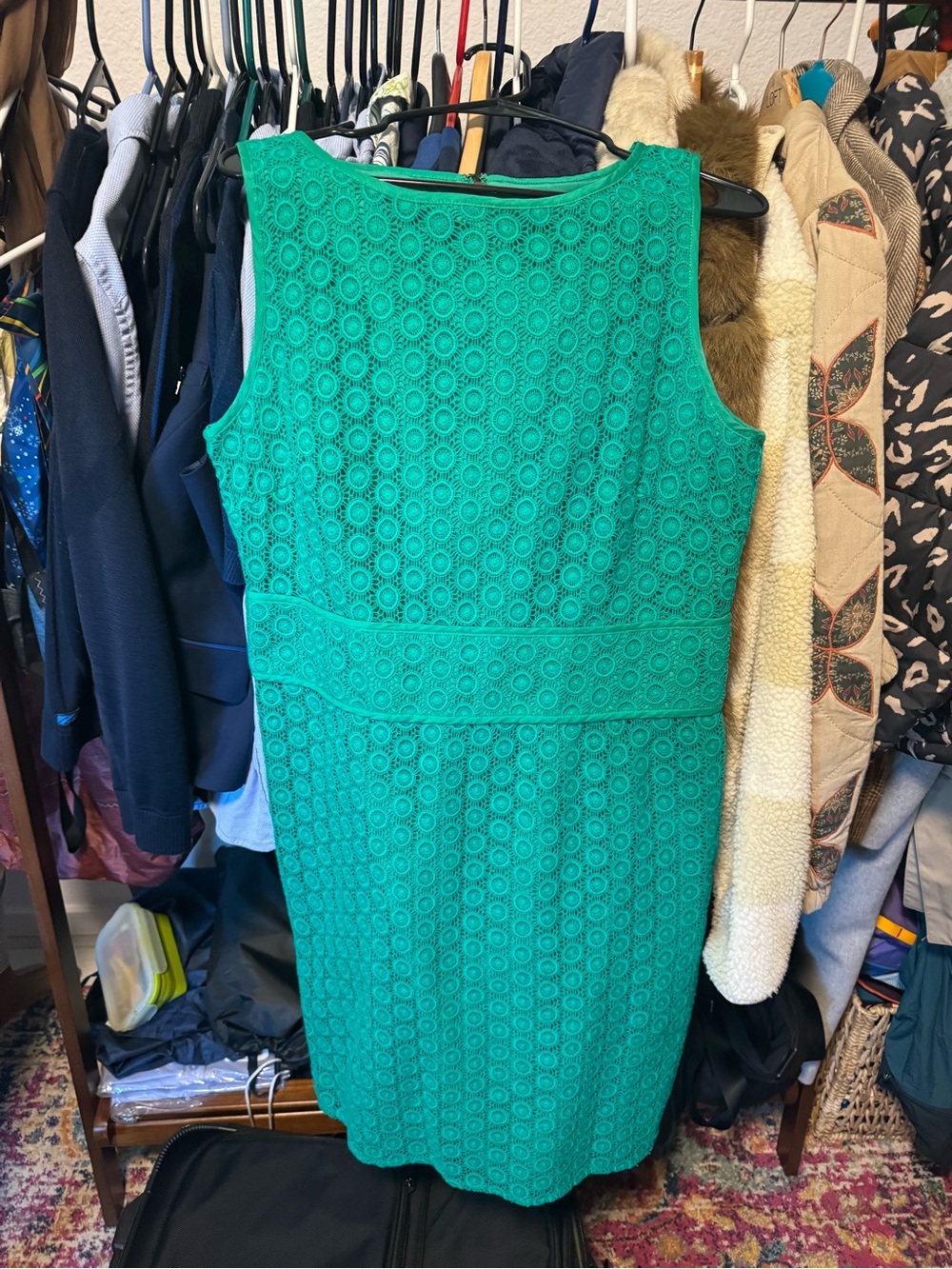 Sleeveless Emerald Midi Lace Dress with Waistband